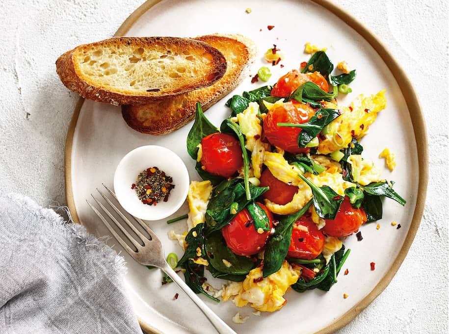 RUSTIC TOMATO & SPINACH SCRAMBLED EGGS